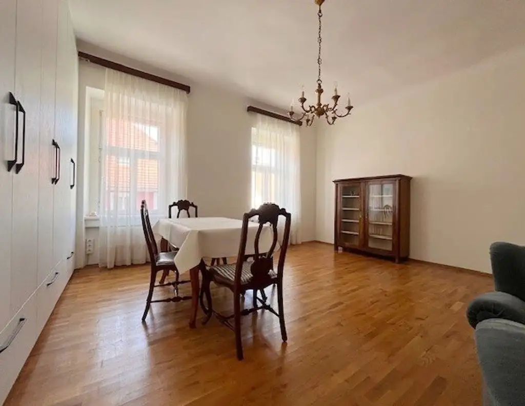 GEIDORF: HELLE 2 ZIMMER ALTBAUWOHNUNG MIT SCHLOSSBERGBLICK IN UNI-NÄHE