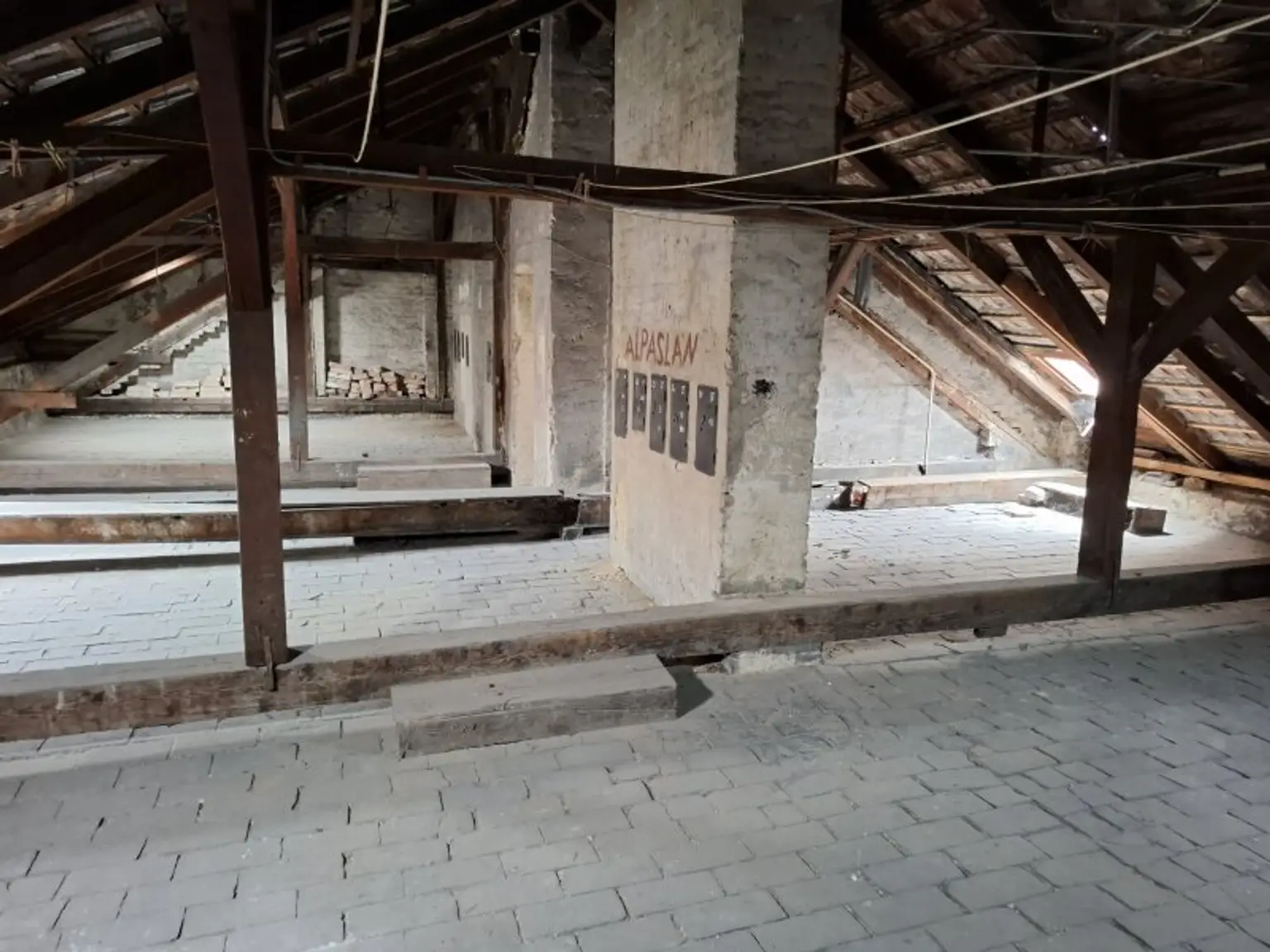 Mittelzinshaus mit strukturierter Fassade in Kaisermühlen - UNO-City/Alte Donau