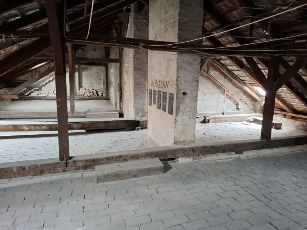 Mittelzinshaus mit strukturierter Fassade in Kaisermühlen - UNO-City/Alte Donau