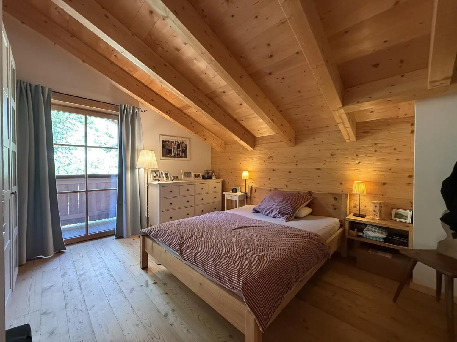 eines der drei großen Schlafzimmer
