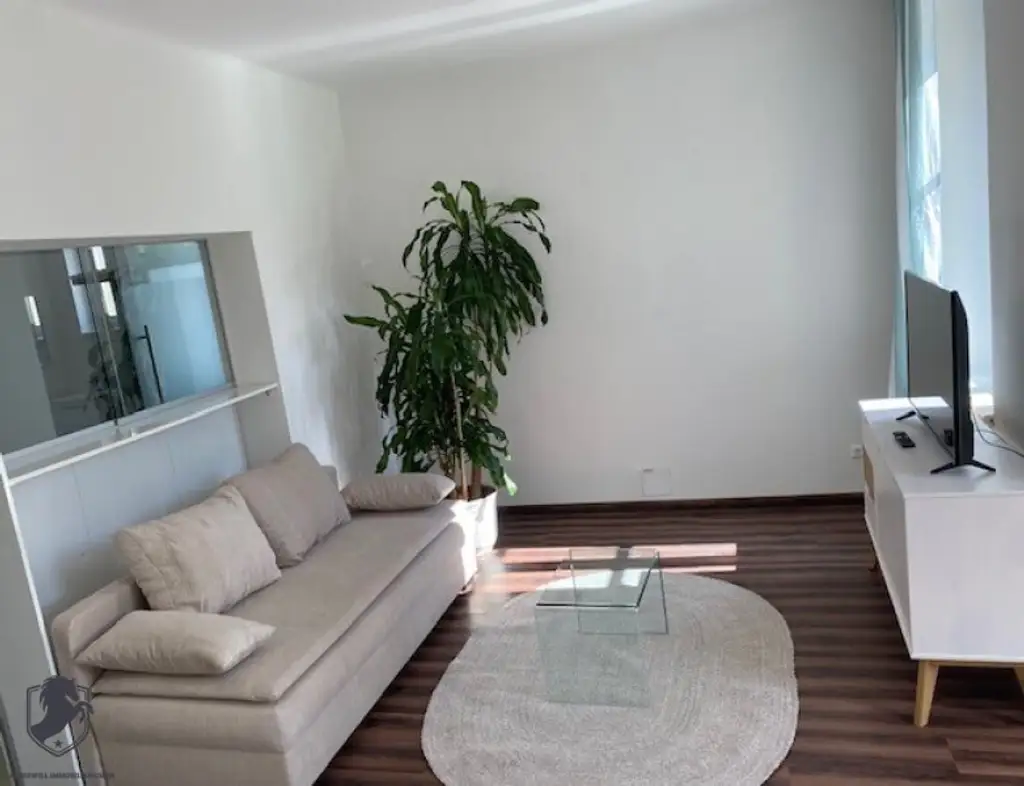 Außergewöhnliche Villa mit drei Wohneinheiten, Gewerbeeinheit & teilbarem Grundstück