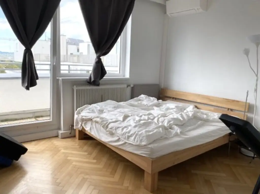 Terrassentraum mit herrlichem Fernblick: 3 Zimmer, Küche und 46 m2 Terrassen im 5.Stock, Stellplätze im Hof mitbenützbar, Nähe U1-Taubstummerngasse + Belvedere!