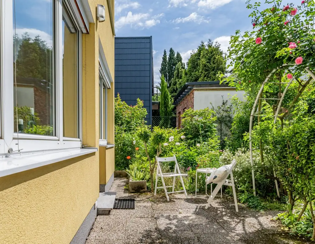LEONDING: CHARMANTES REIHENHAUS MIT GARTEN, DACHTERRASSE, POOL UND 2 GARAGEN
