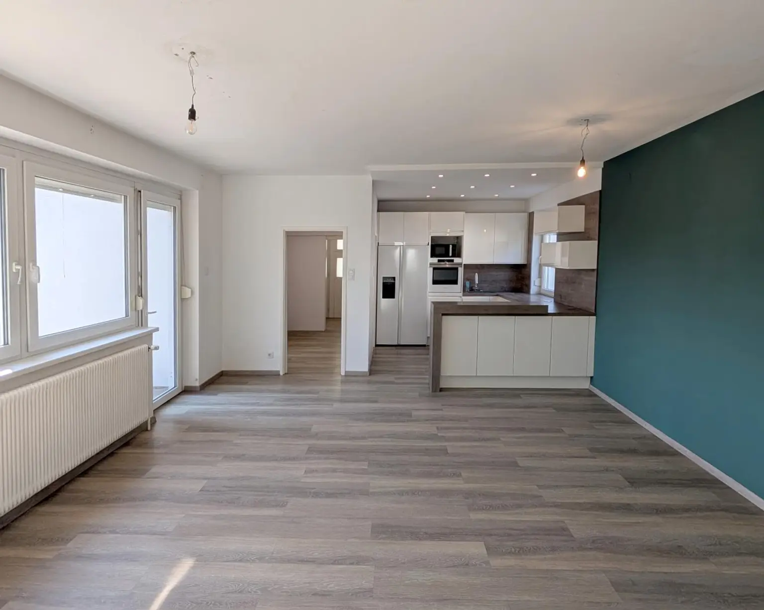 Wohnzimmer mit moderner Küche