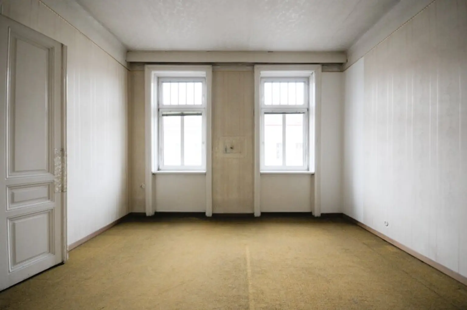 3-ZIMMER-ALTBAU MIT BALKON - SANIERUNGSBEDÜRFTIG IN TOP LAGE!