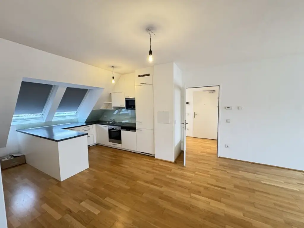 Exklusive Dachgeschoßwohnung mit Terrasse beim Stadtpark - Ab sofort verfügbar!
