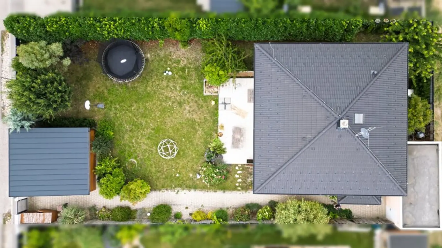 Charmantes Einfamilienhaus mit Nebengebäude und Doppelcarport – Ihr neues Zuhause wartet!