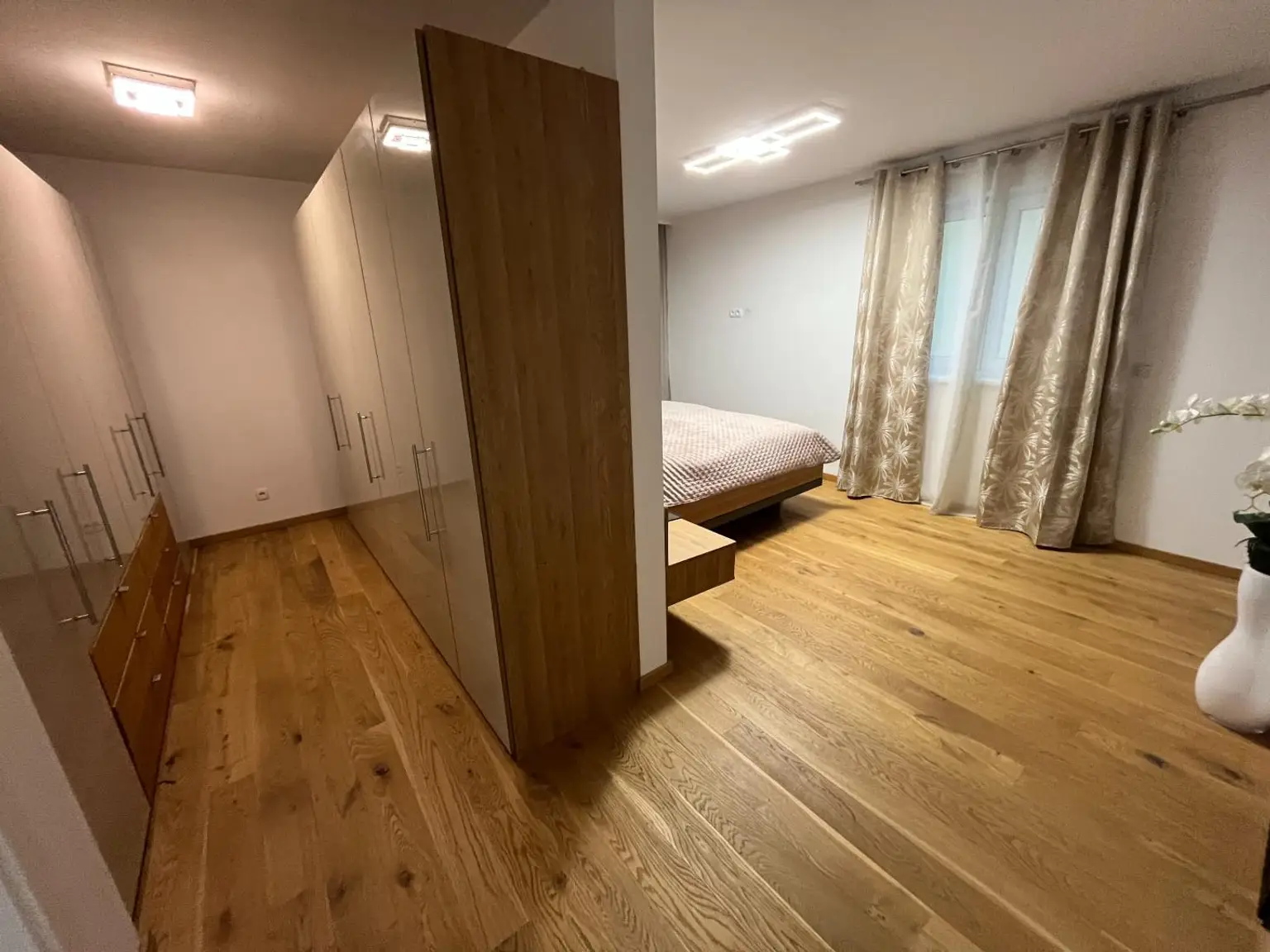 Zimmer mit Schrankraum und Badezimmer im OG