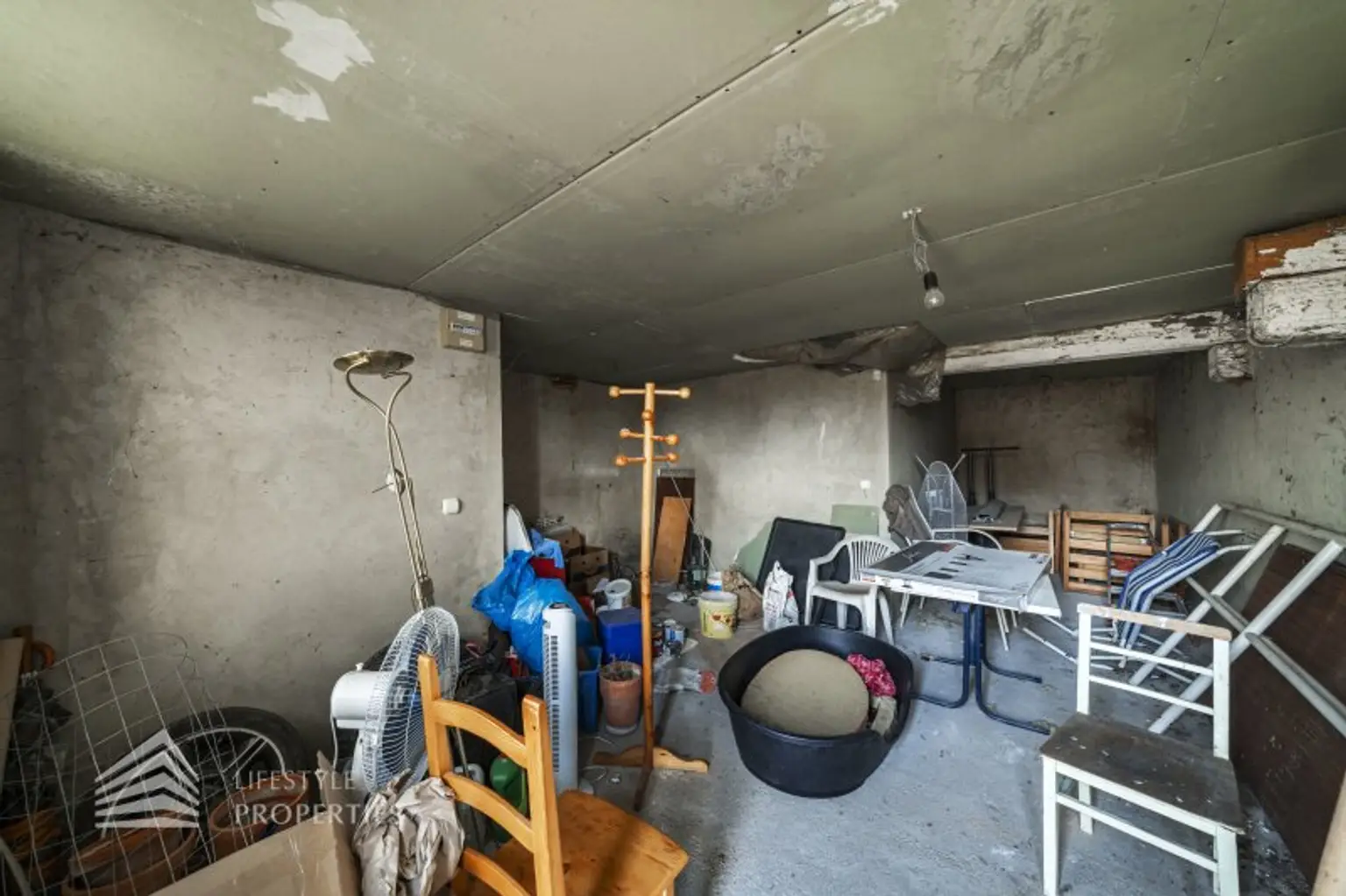 Geräumiges renovierungsbedürftiges Einfamilienhaus mit großen Garten