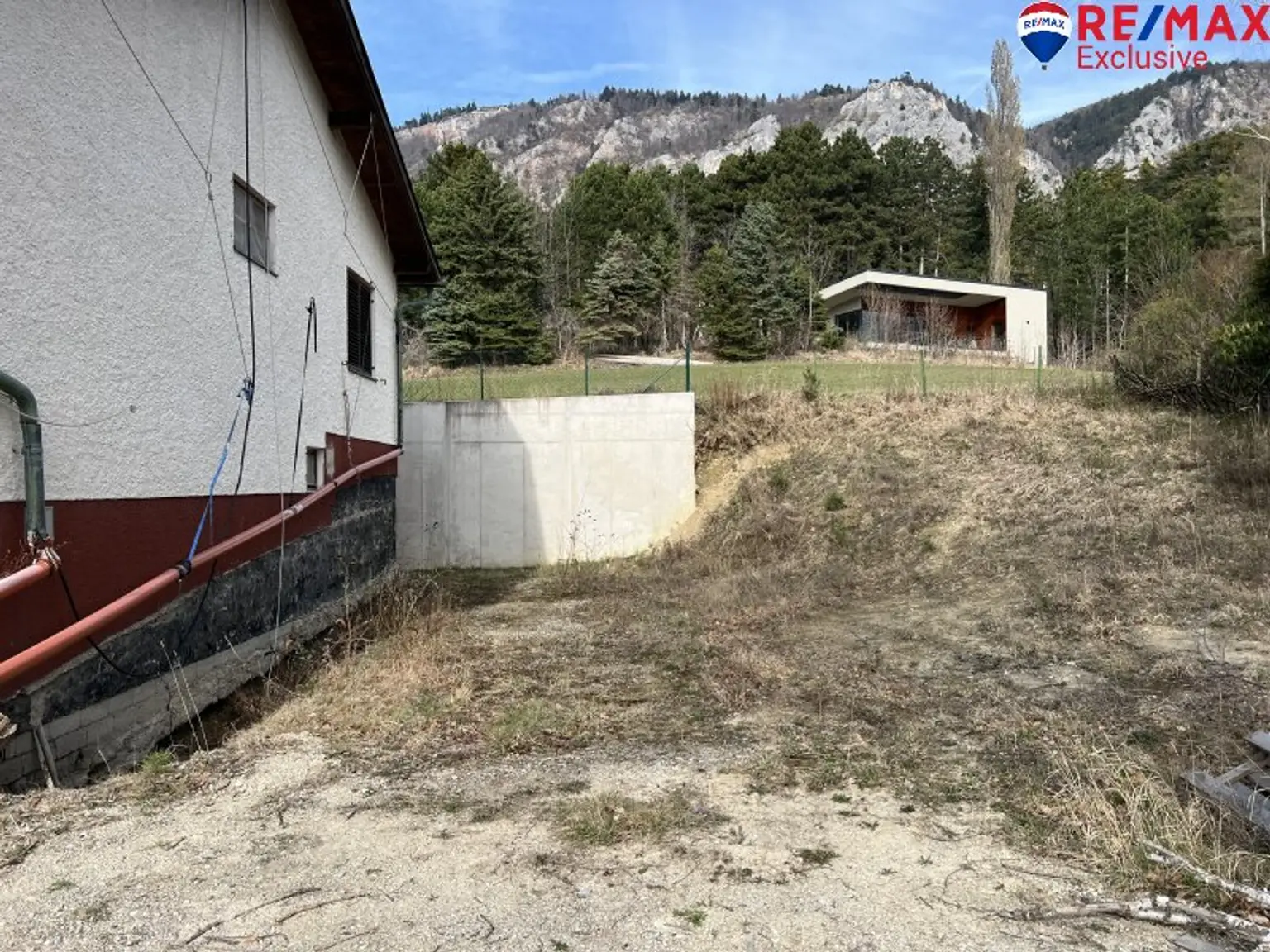 Der Hohen Wand und dem Schneeberg so nah! Sanierungsbedürftiges Einfamilienhaus mit Garten und Garage!