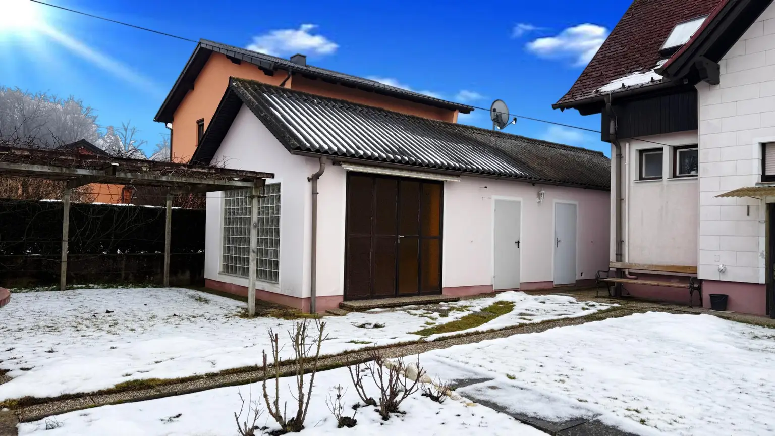 Garagenterrasse, Werkstatt und Garage (Himmel KI)