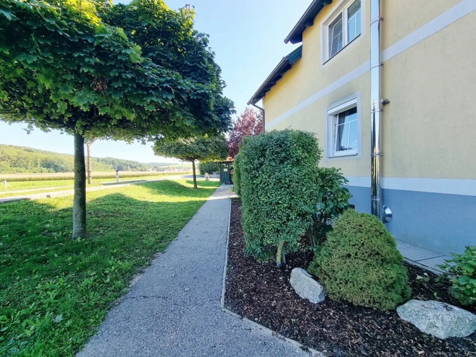 Naturnahes Wohnen mit exklusivem Extra: Schwimmteich in der Anlage