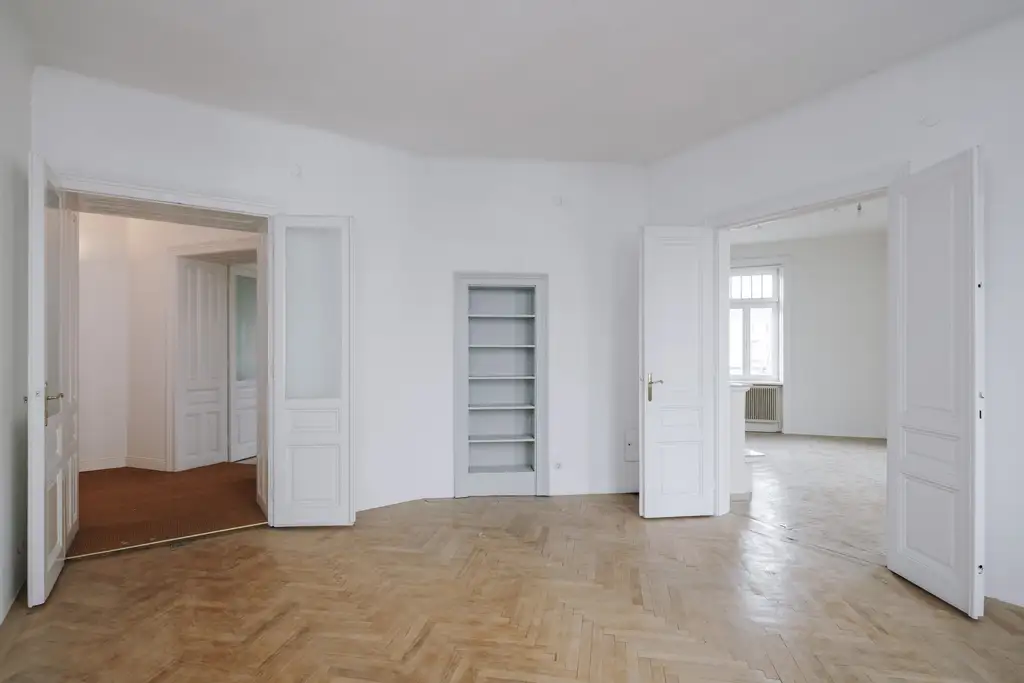 Sanierungsbedürftiges 4 Zimmer Altbau-Juwel mit Balkon in sehr guter zenraler Lage von Döbling!