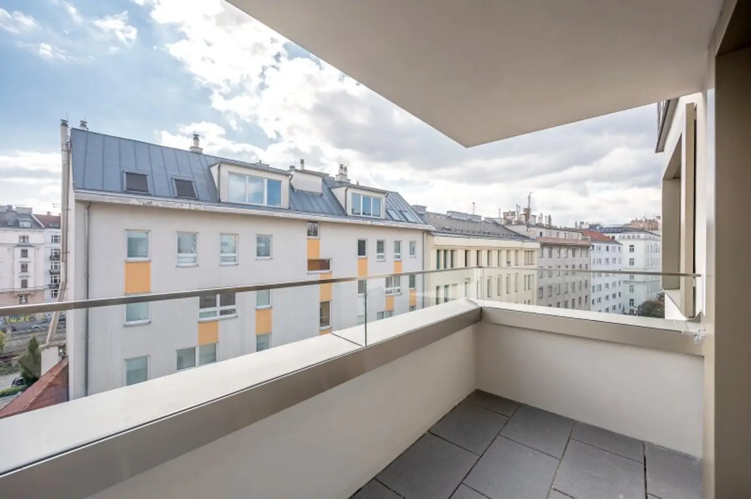 ++MOLLARD 50++ Stylish 3-room Apartment in Prime City Location (1/25)