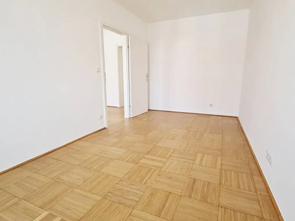 SPITTELBERG, teilsaniertes 84 m2 Dachgeschoß, 3 Zimmer, Extraküche, Wannenbad, Parketten, WG-geeignet, MQ-Nähe