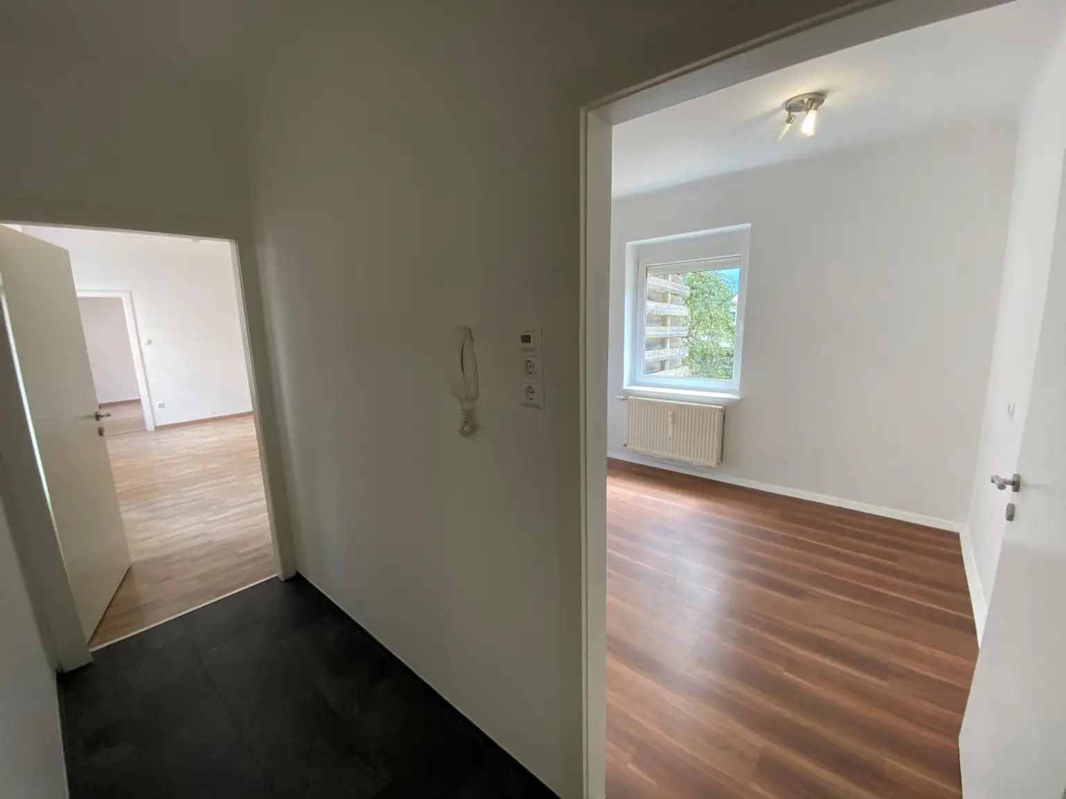 Vorraum mit Blick ins erste Schlafzimmer und in di