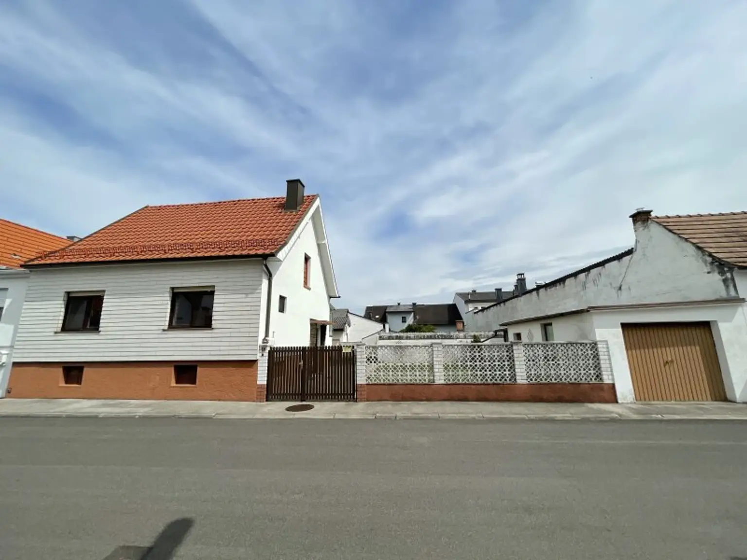 GEPFLEGTES EINFAMILIEN-HAUS MIT GARTEN UND GARAGE - RUHELAGE!