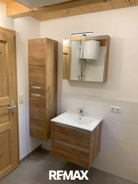 Badezimmer mit Dusche und Toilette