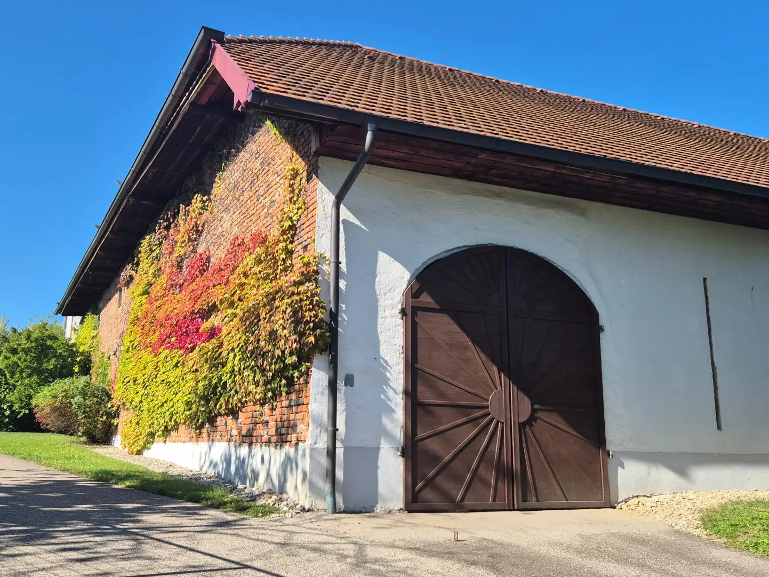 Wunderschöner Dreikanthof in Ruhelage mit Reithalle