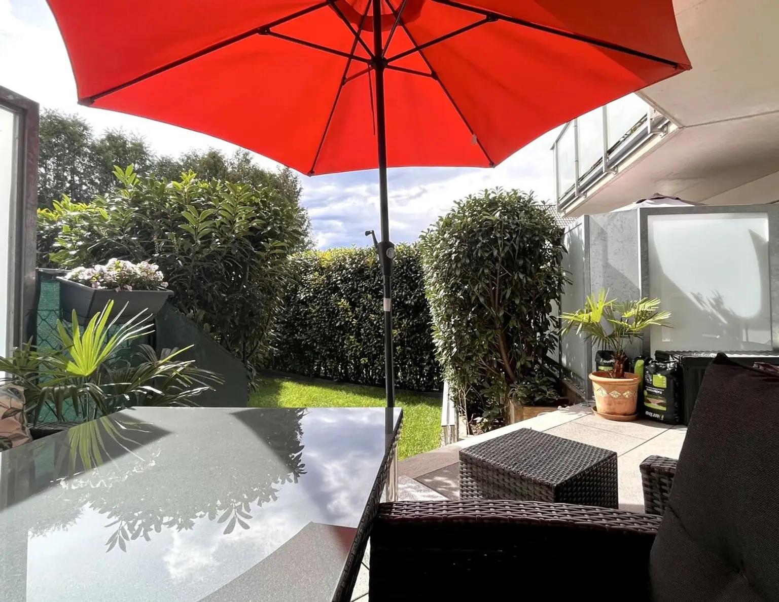 Bergheim: Moderne 3-Zimmer-Gartenwohnung mit überdachter Terrasse