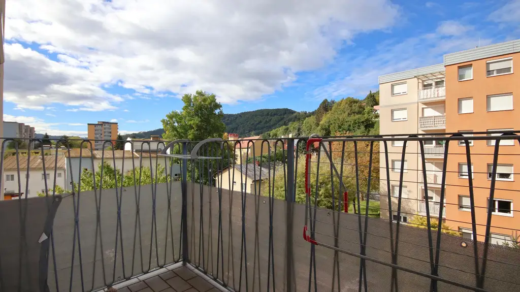 Sanierungsbedürftige 2- Zimmer-Wohnung mit Balkon