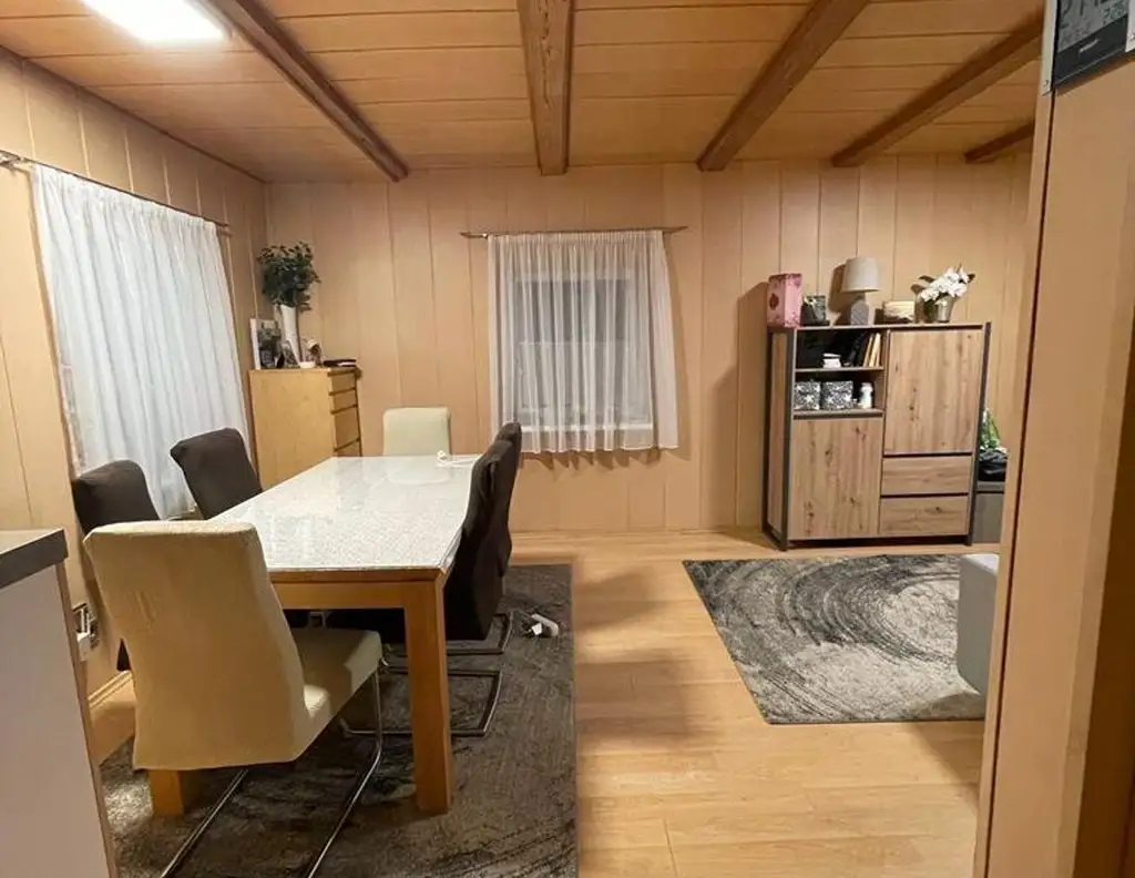 Traumhafte Bauparzelle mit gemütlichem Holzblockhaus