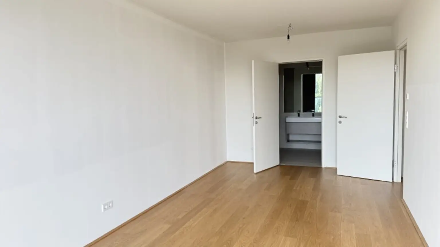 UNBEFRISTETE 4-Zimmer im Neubau mit Freifläche