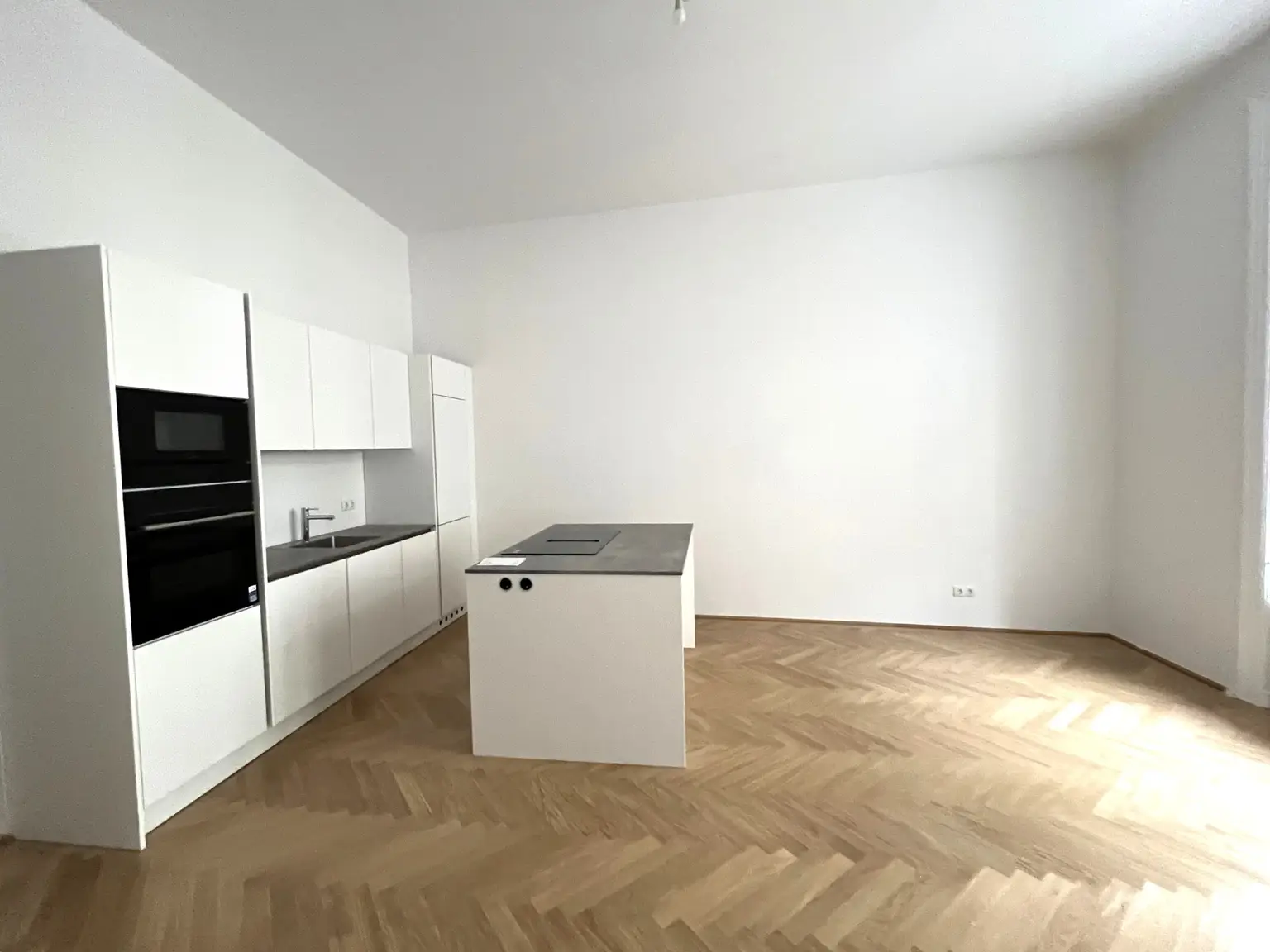 UNBEFRISTET: Generalsanierte 5-Zimmer-Altbauwohnung mit kleinem Balkon in der Innenstadt