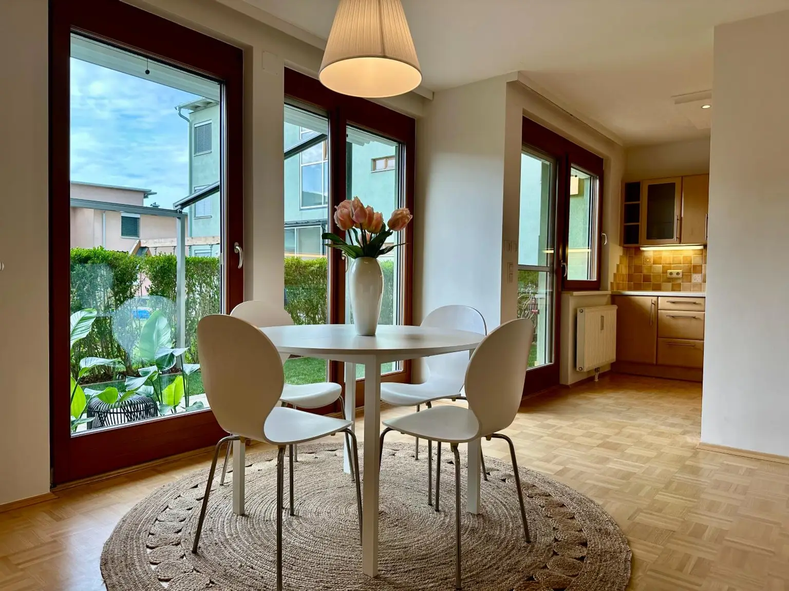 Essbereich mit Blick in die Küche