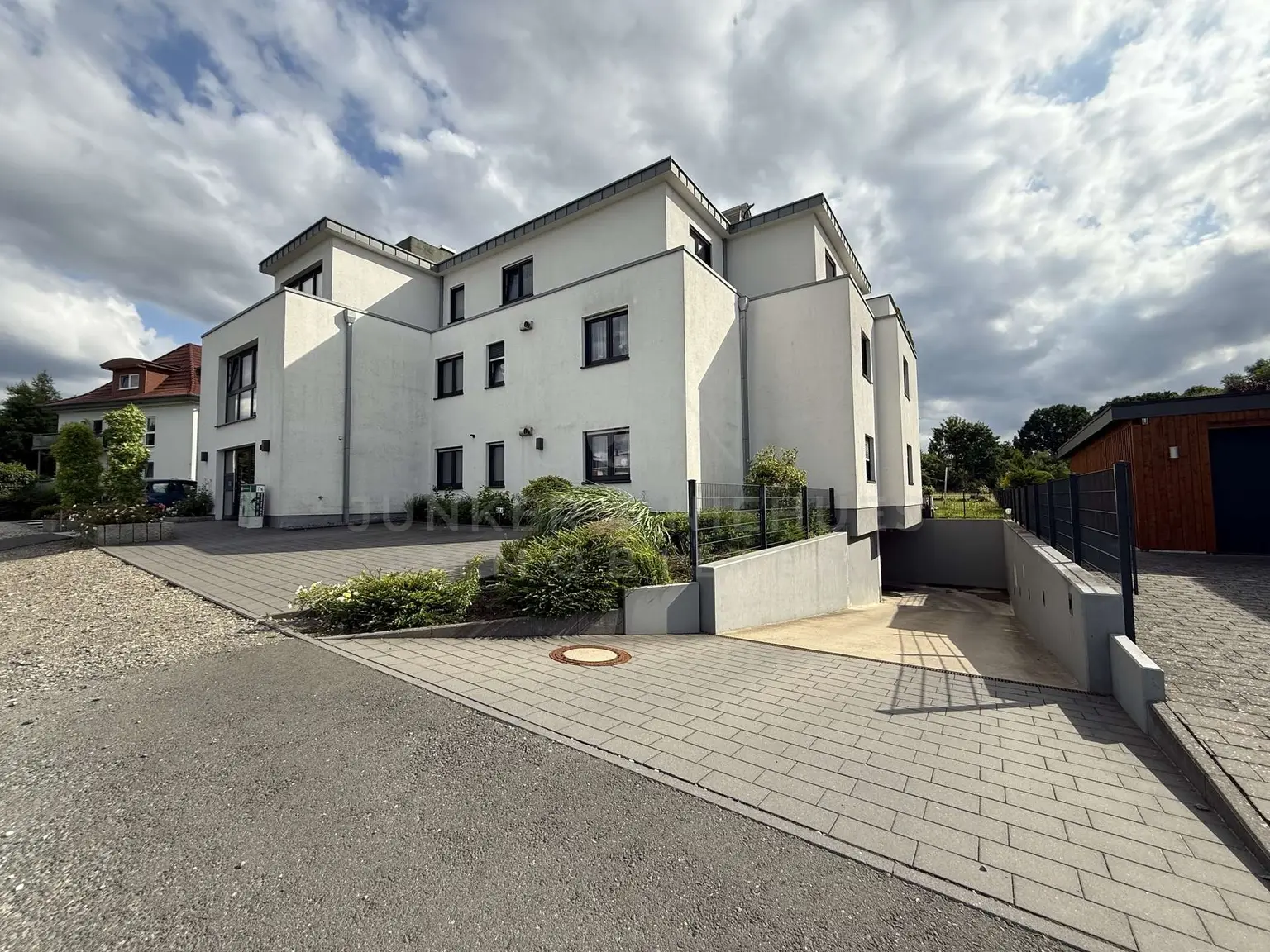 Hausansicht mit Tiefgarage