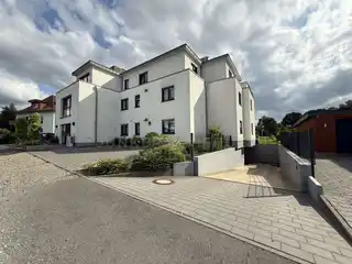 Hausansicht mit Tiefgarage