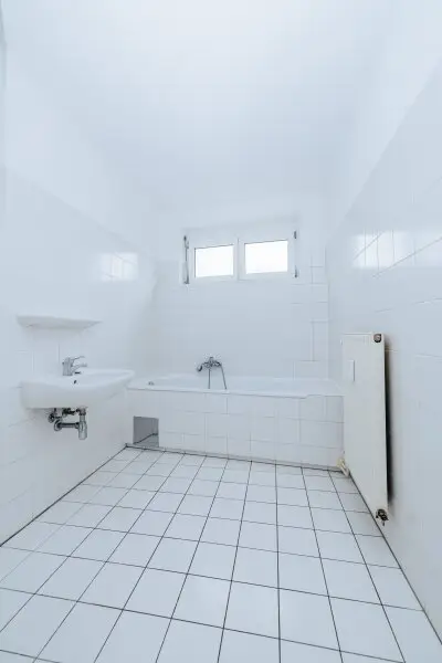LOGGIA I LICHTDURCHFLUTET I PARKETT I ABSOLUTE RUHELAGE I BADEWANNE I AB SOFORT I PROJEKT WOHNEN I