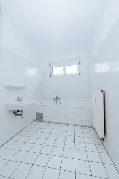 LOGGIA I LICHTDURCHFLUTET I PARKETT I ABSOLUTE RUHELAGE I BADEWANNE I AB SOFORT I PROJEKT WOHNEN I