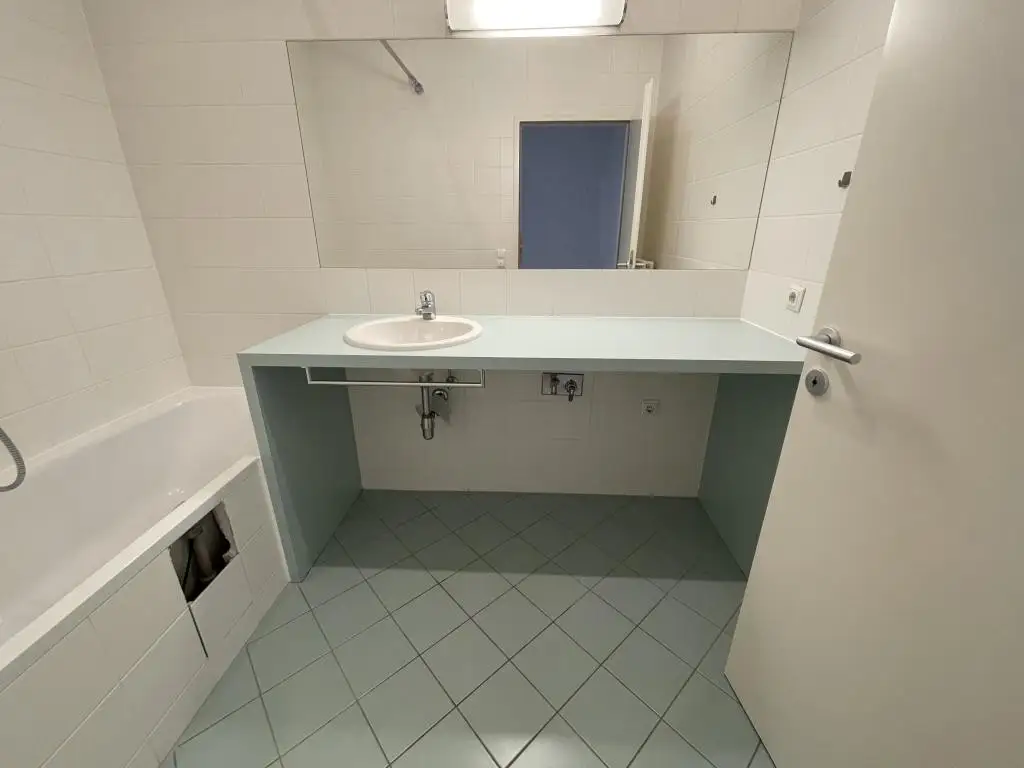 Erdgeschoß, barrierefrei, Innenhof! Ruhige, loft-artige Neubauwohnung mit 2 kl. Terrassen