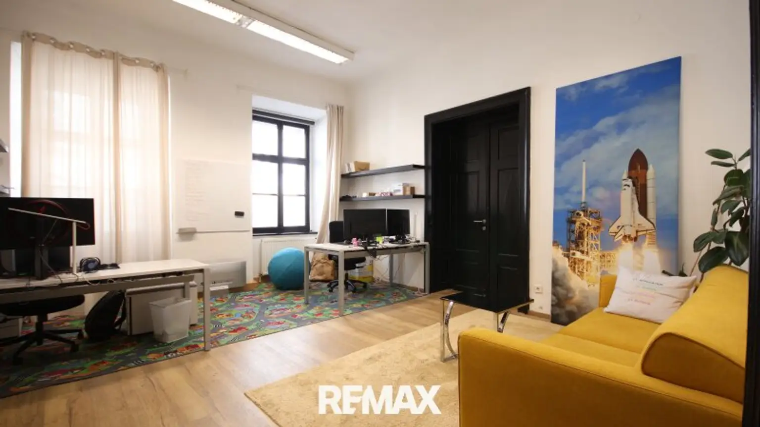 Großzügiges Büro