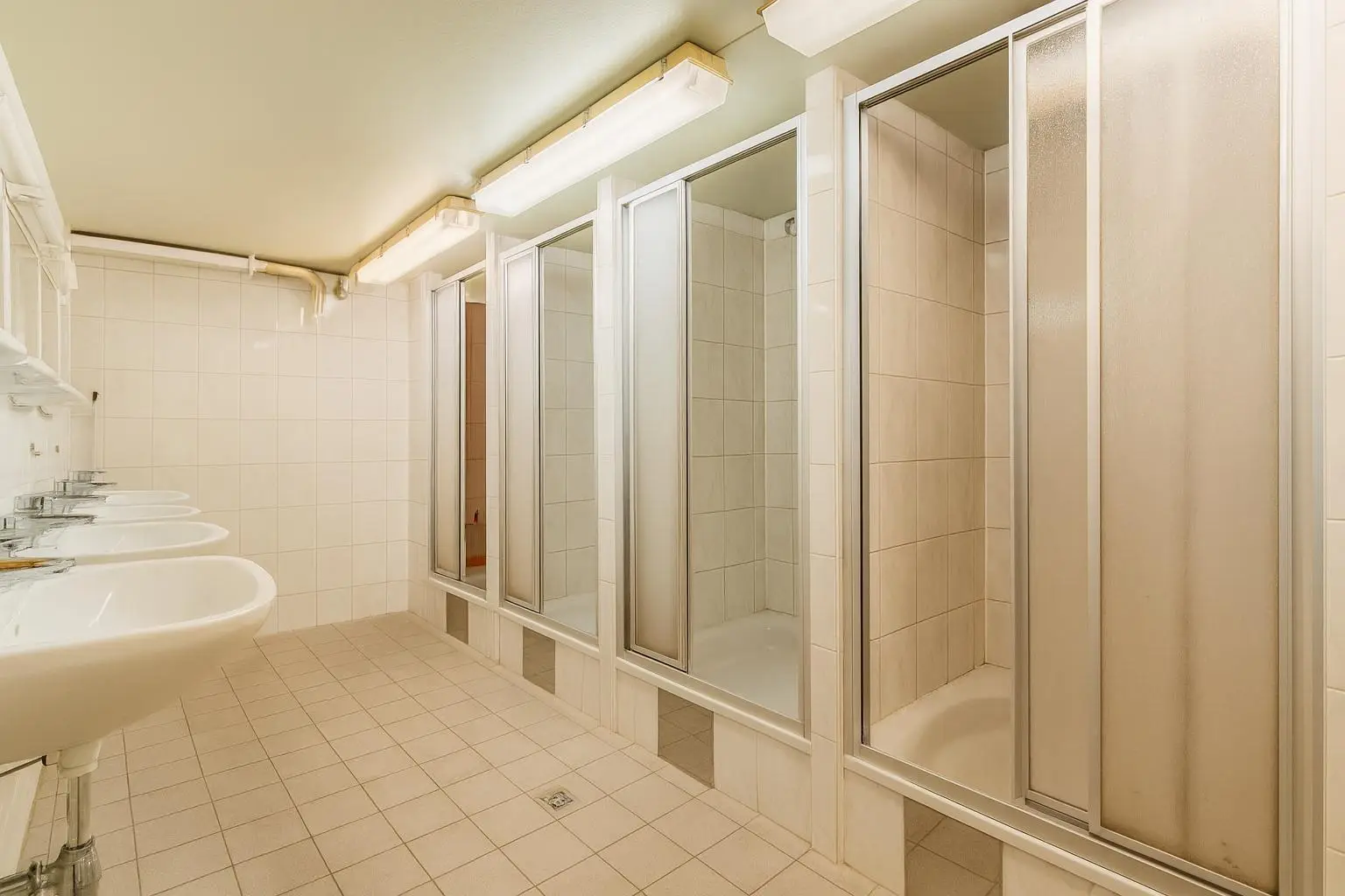 Bild 15, Duschraum, Keller