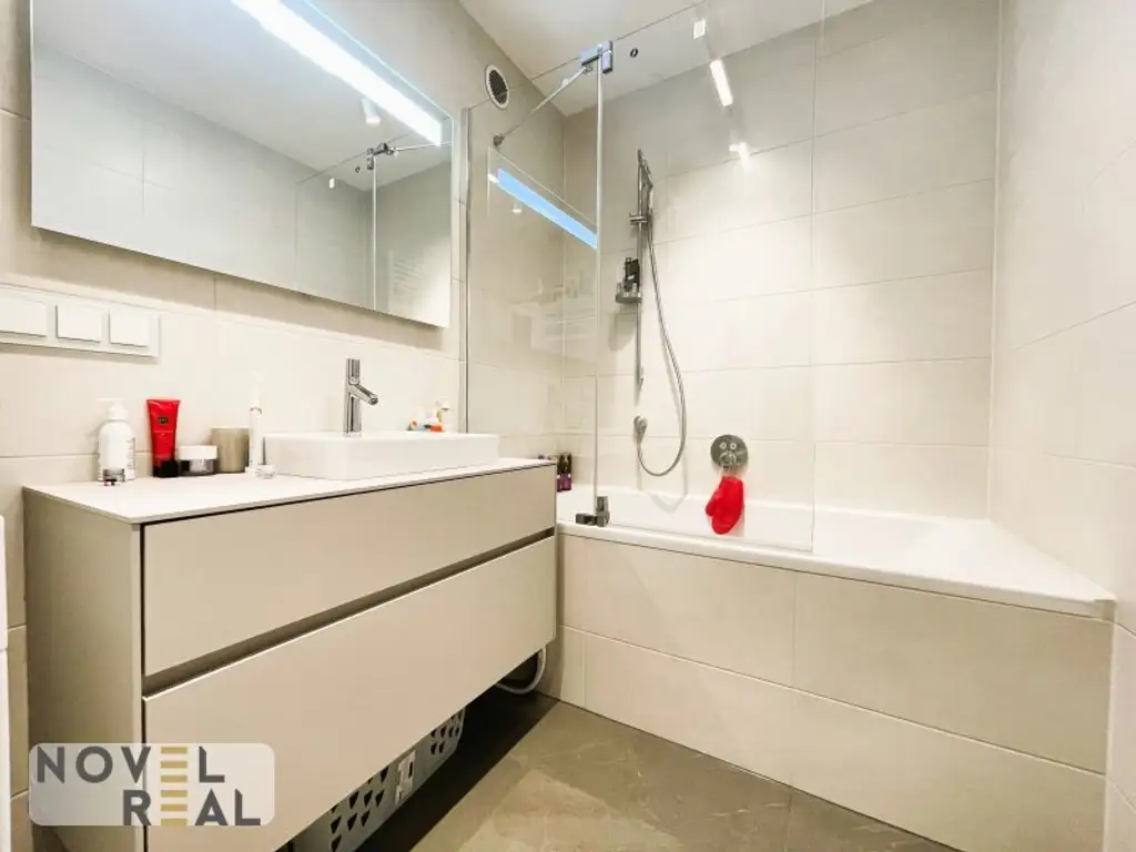 Exklusive Wohnung mit hochwertiger Ausstattung und Garage.