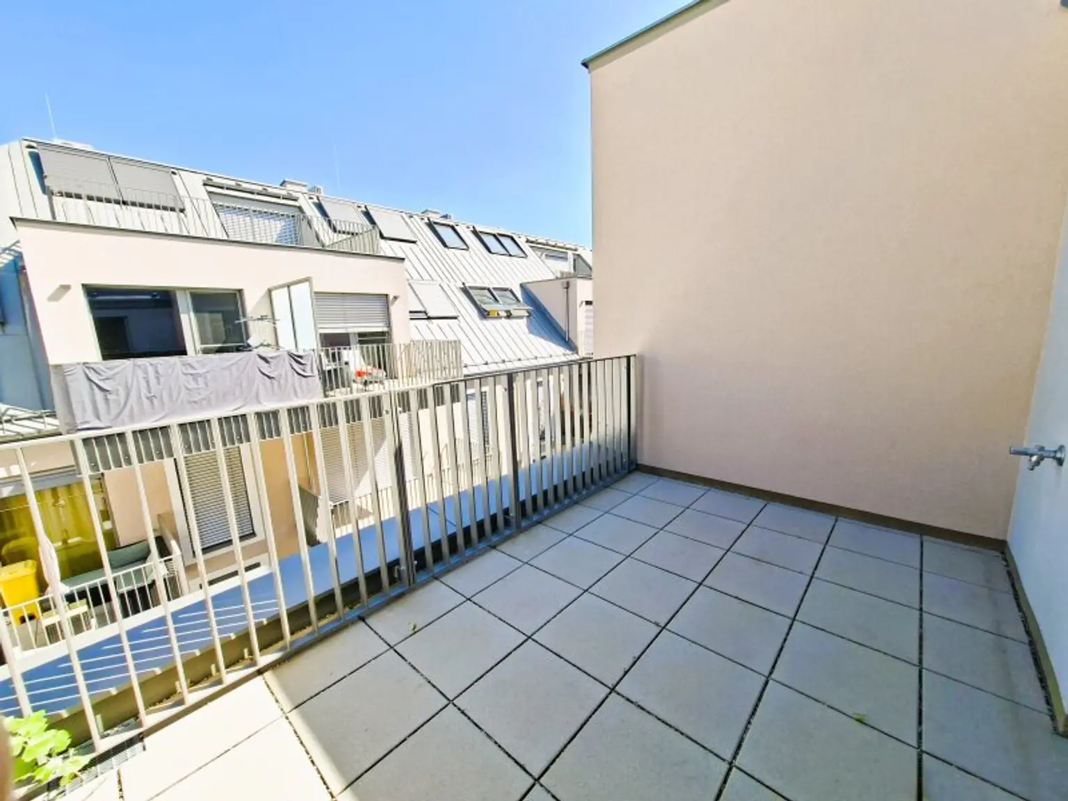 Großzügige 2 Zimmerdachgeschosswohnung + Terrasse in absoluter Ruhelage! Tolle Lage - U1 Kagranerplatz! Nähe Alte Donau&Donauzentrum!