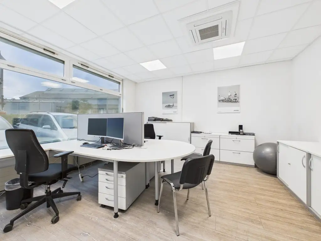 LINZ/STADT: Vielseitig nutzbare Geschäfts- Büro- bzw. Ordinationsfläche mit einer Gesamtgröße von 215,48 m²  + PARKFLÄCHE ca. 70 m² zu erwerben