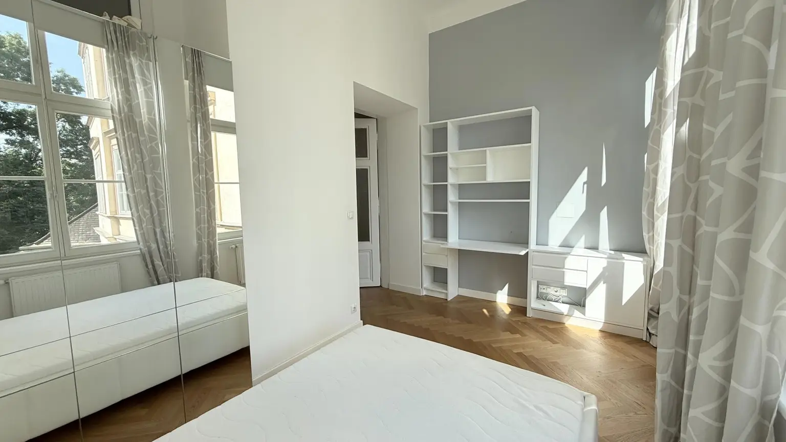 Prachtvolle Beletage mit Balkon in Bestlage am Rochusmarkt! Komplett möbliert.
