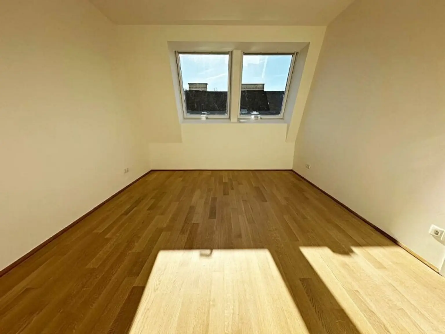 AUGARTEN-NÄHE, ERSTBEZUG, klimatisiertes 52 m2 Dachgeschoss, 2 Zimmer, Komplettküche, Duschbad, Parketten, Brigittenauer Lände