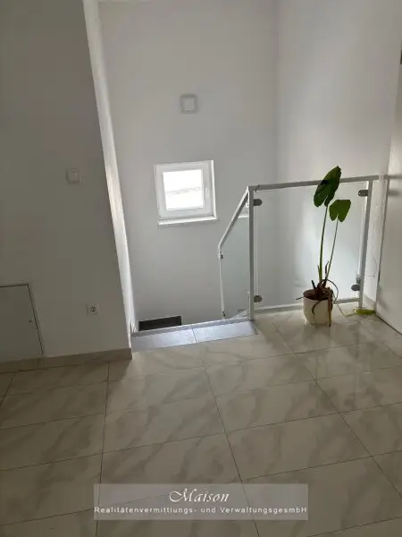 NEUWERTIGES EINFAMILIENHAUS AUF WUNDERSCHÖNEN GRUNDSTÜCK IN SONNIGER, RUHIGER SIEDLUNGSLAGE