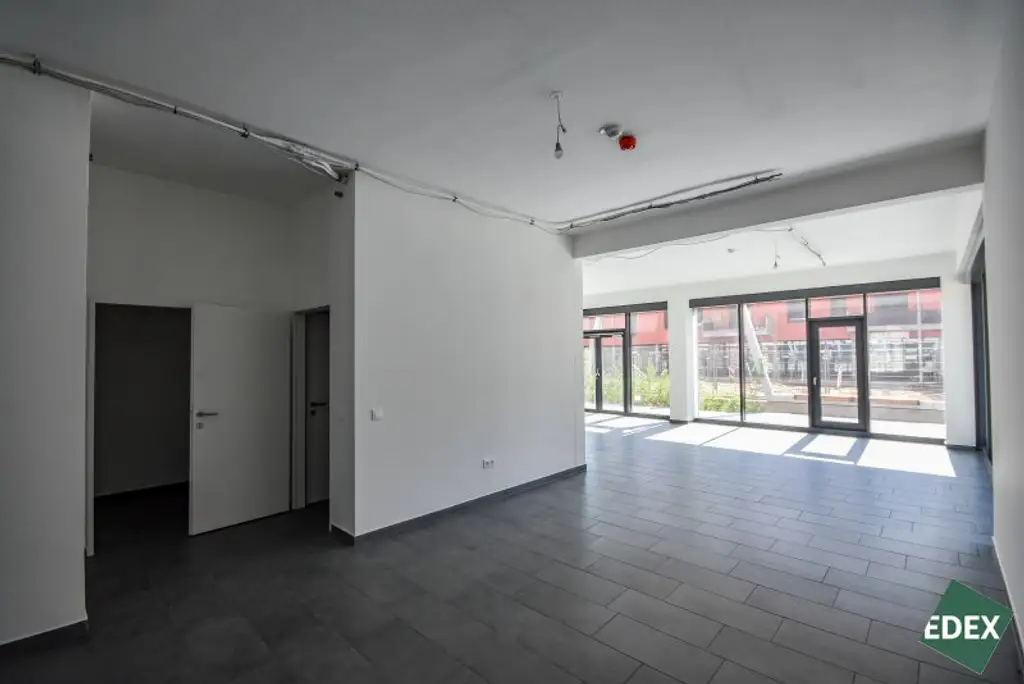 Moderne Geschäftsfläche in Neubausiedlung nahe Badeteich Hirschtetten