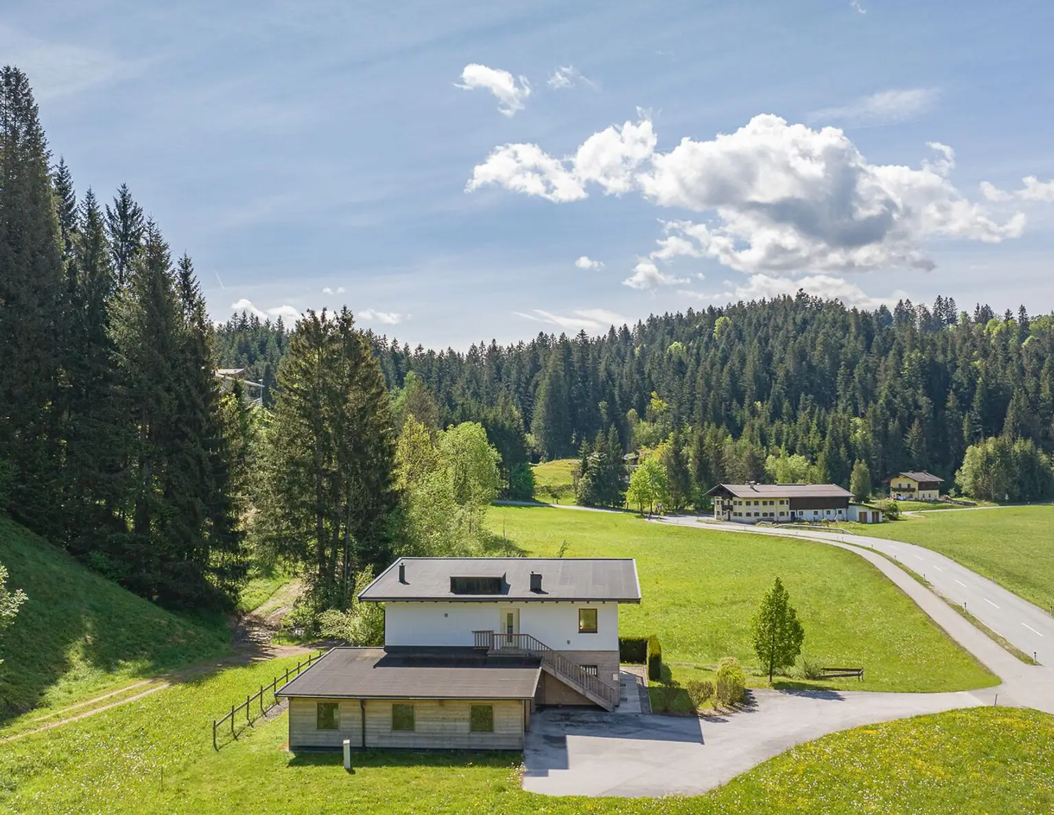 Modernes Mehrfamilienhaus in Alleinlage