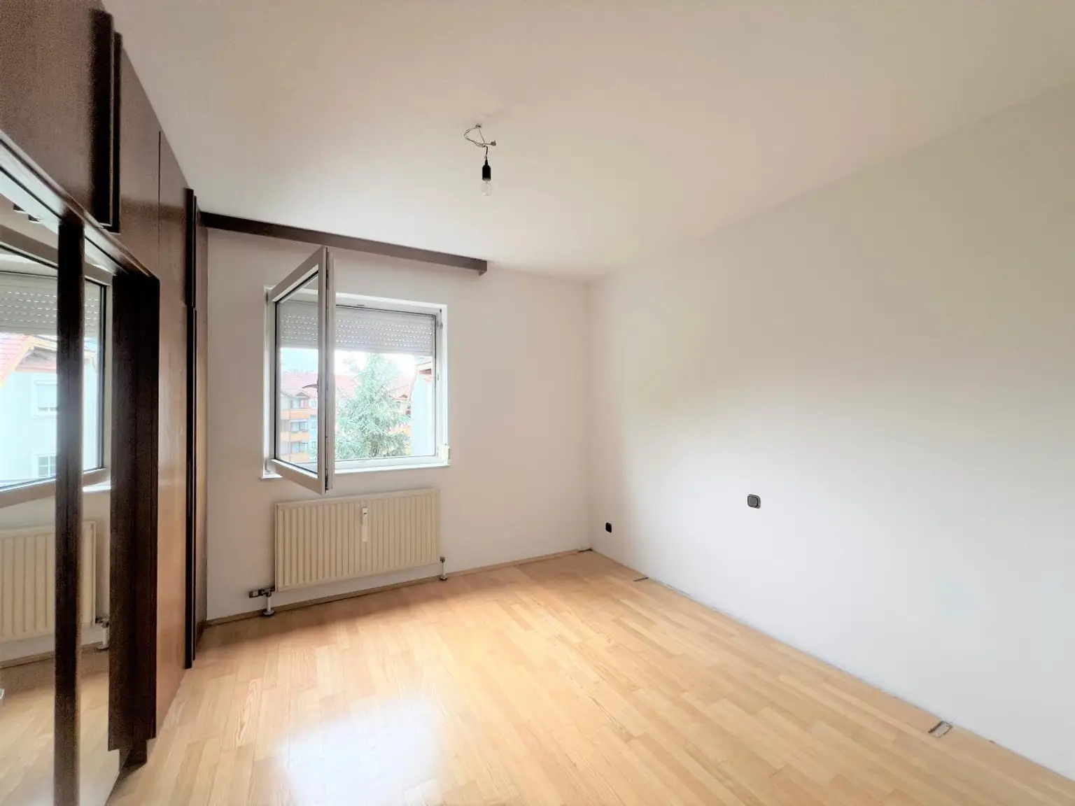 TOLLE WOHNUNG IN RUHIGER LAGE - TIEFGARAGENPLATZ INKLUSIVE