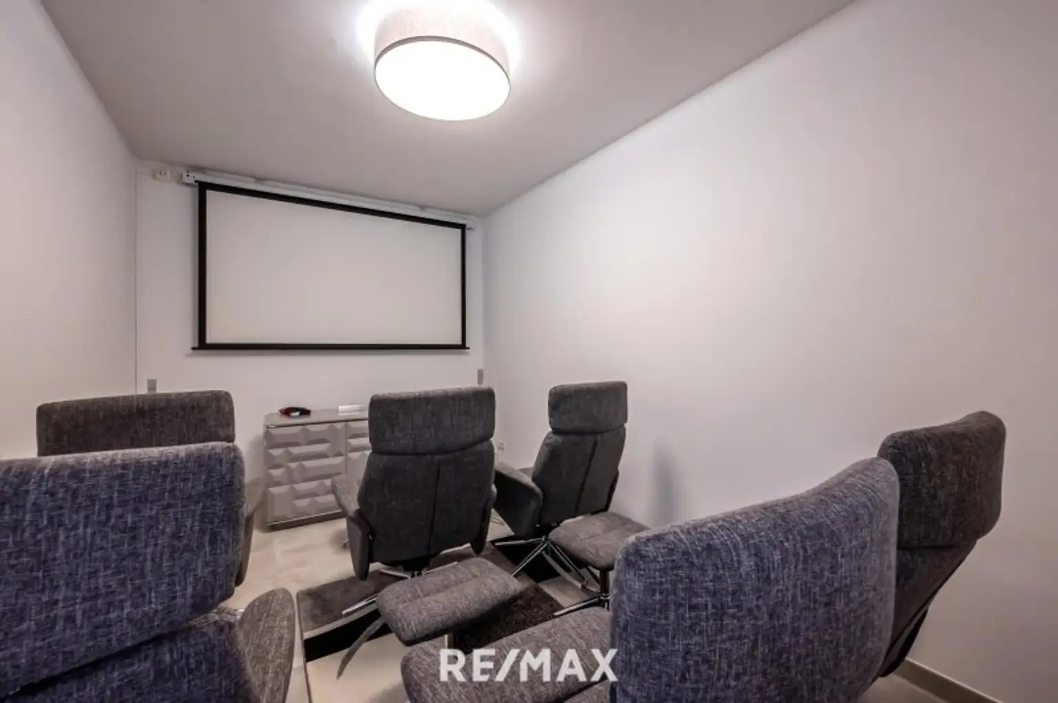 WOHNEN MIT STIL | KOMFORT | LUXUS UND SWIMMINGPOOL in Grünruhelage.