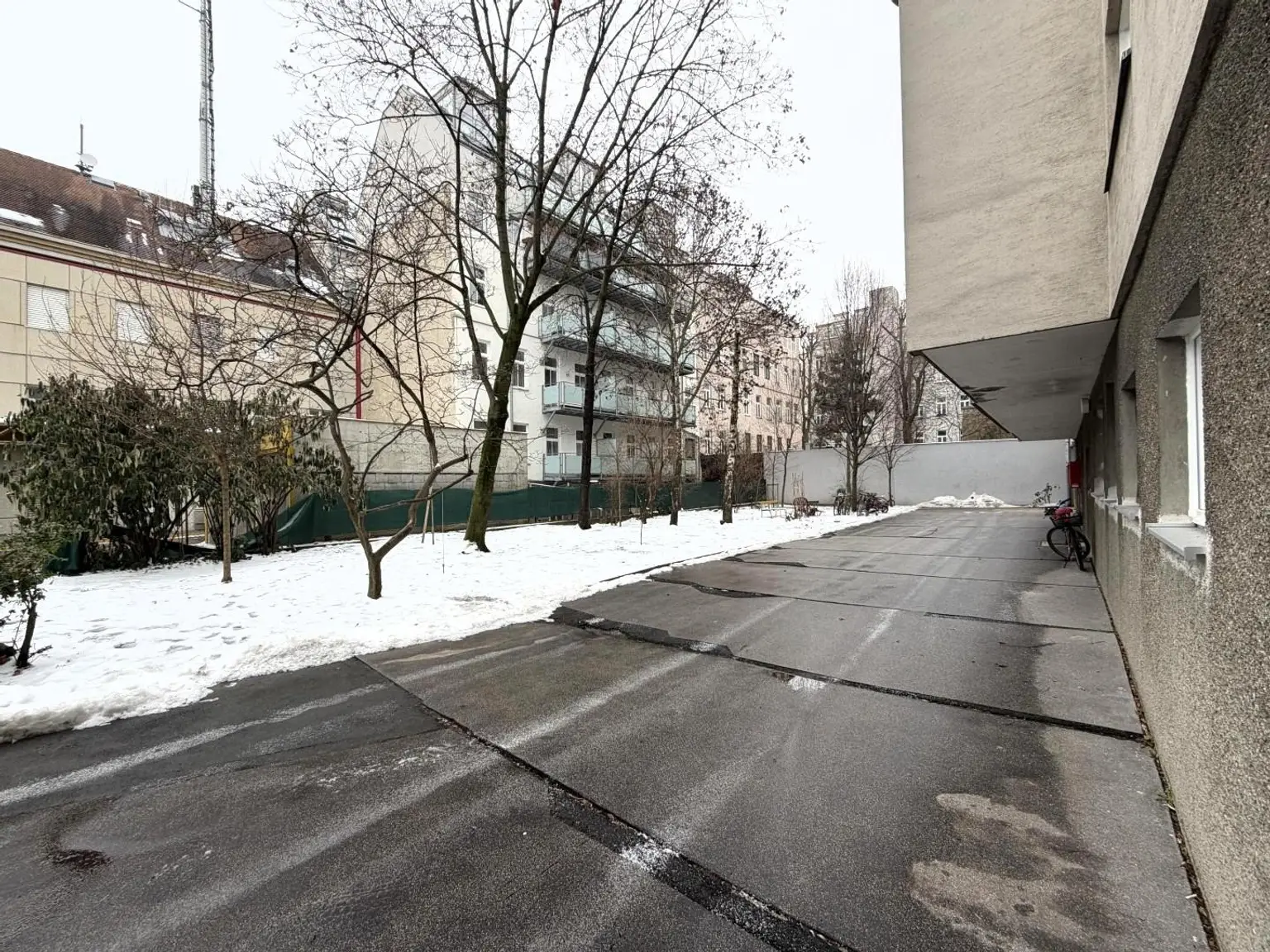 Innenhof / Zufahrt zu den Garagen