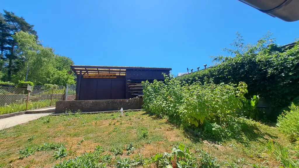 Kleines Sacherl mit 2 Terrassen, Nebengebäuden, Gemüsegarten, Erdkeller, idyllischem Grundstück, einer betonierten Freifläche und viel Potenzial....