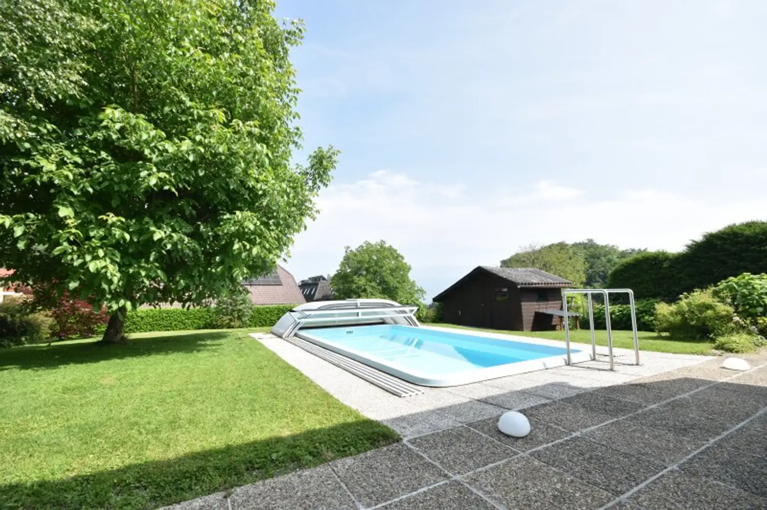"TRAUMHAFTER BLICK AUF DEN ATTERSEE - Neu renoviertes Ferienhaus mit Einliegerwohnung und großem Garten"