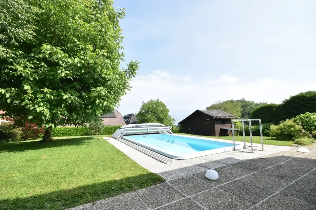"TRAUMHAFTER BLICK AUF DEN ATTERSEE - Neu renoviertes Ferienhaus mit Einliegerwohnung und großem Garten"
